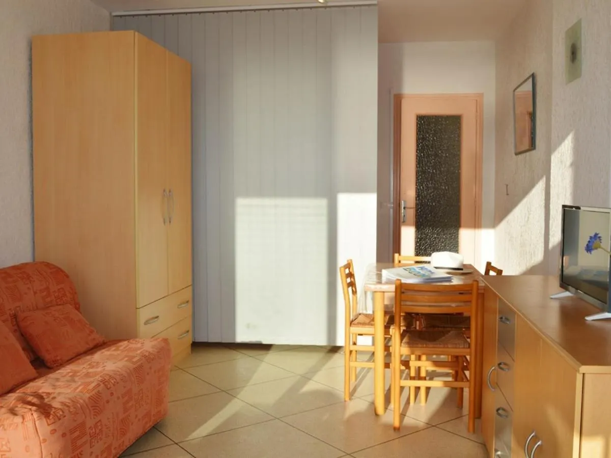 Apartment Studio Pour 4 Personnes Avec Terrasse Et Plage Directe Au Lavandou - Fr-1-251-251 Le Lavandou