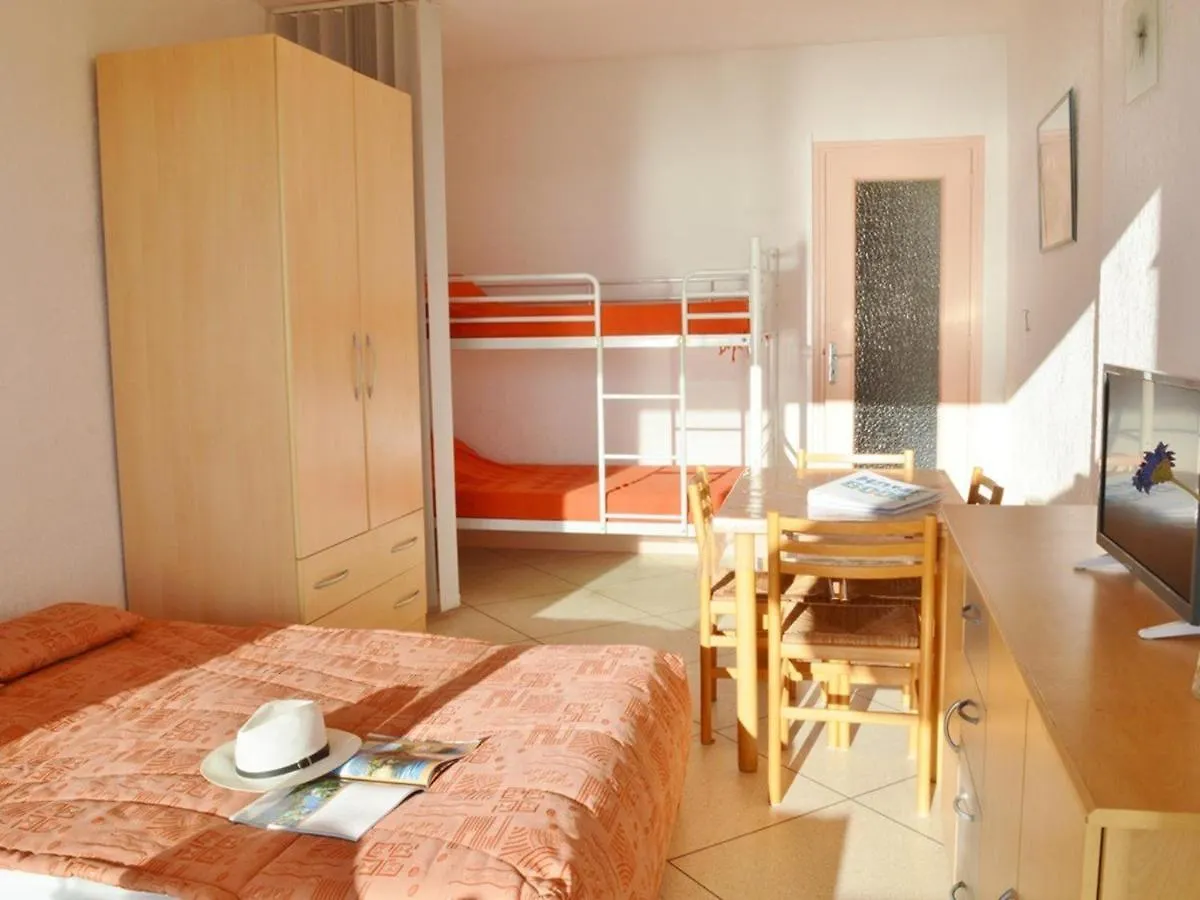 Studio Pour 4 Personnes Avec Terrasse Et Plage Directe Au Lavandou - Fr-1-251-251 Le Lavandou