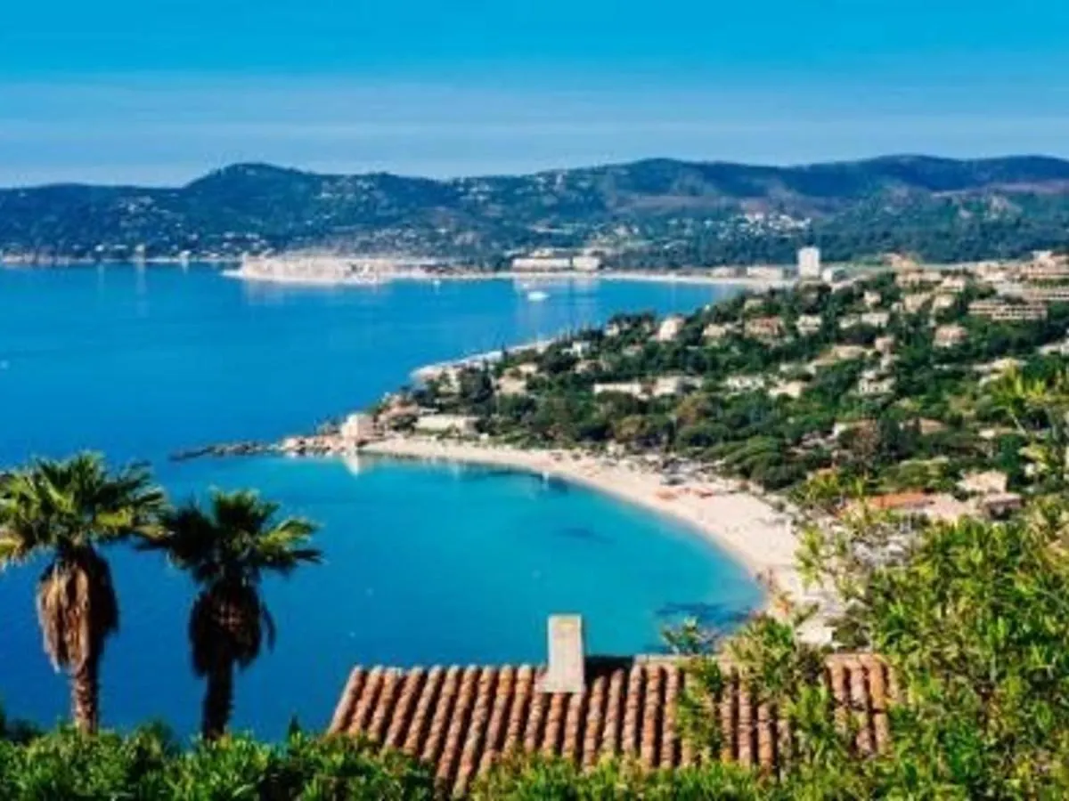 Apartment Studio Pour 4 Personnes Avec Terrasse Et Plage Directe Au Lavandou - Fr-1-251-251 Le Lavandou