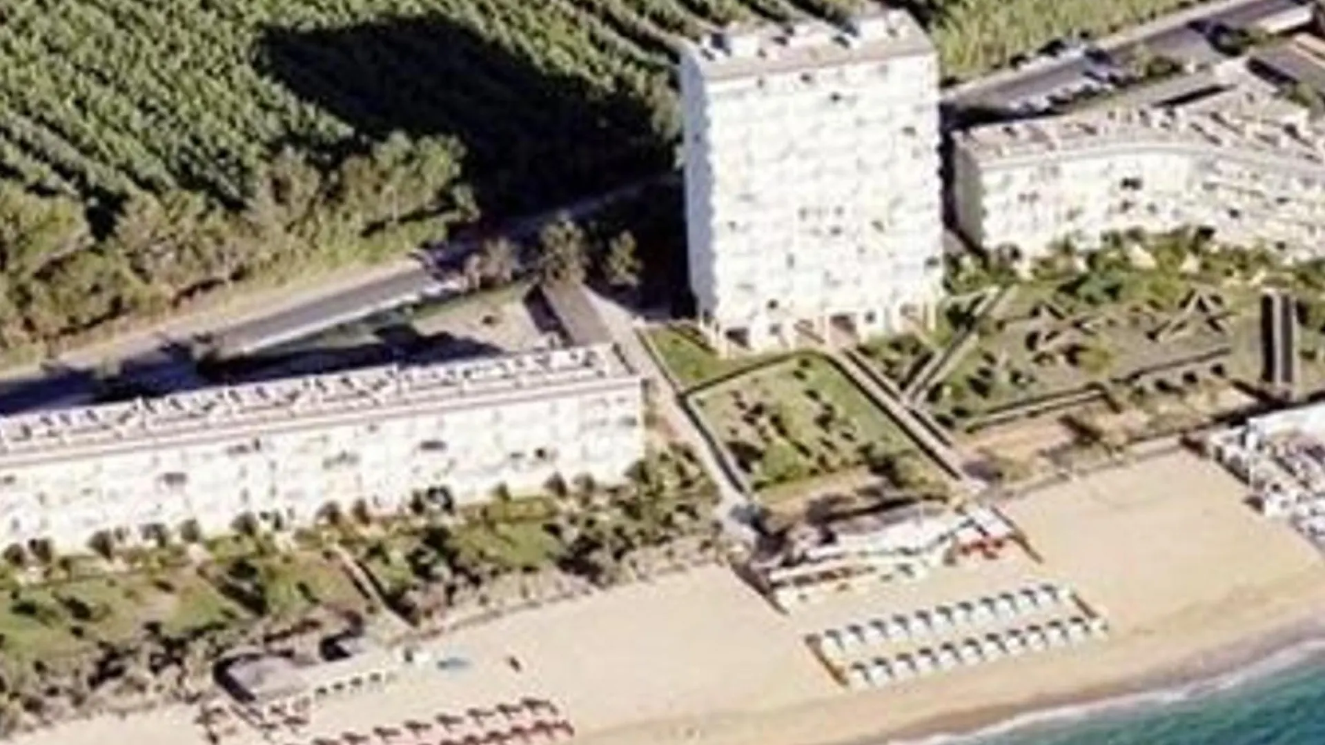 Studio Pour 4 Personnes Avec Terrasse Et Plage Directe Au Lavandou - Fr-1-251-251 Le Lavandou 0*,  France